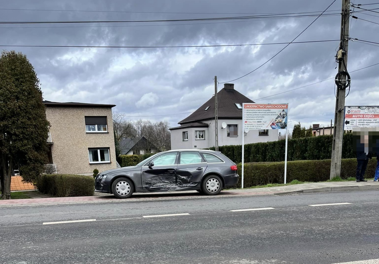 Zdjęcie w galerii na portalu naszwodzislaw.com: Radlin. Zignorował znak STOP. Doprowadził do kolizji [FOTO] wiadomości z regionu