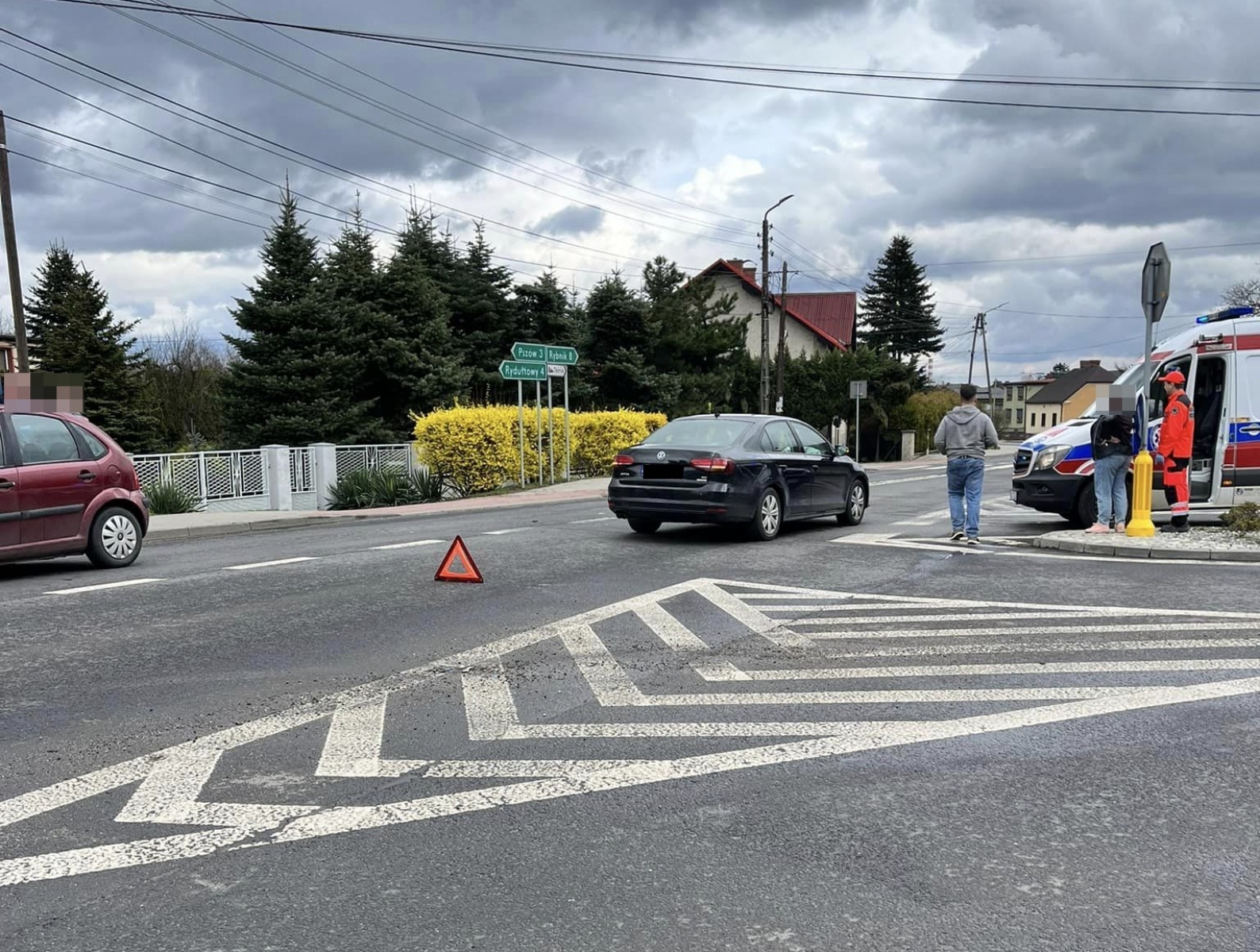 Zdjęcie w galerii na portalu naszwodzislaw.com: Radlin. Zignorował znak STOP. Doprowadził do kolizji [FOTO] wiadomości z regionu