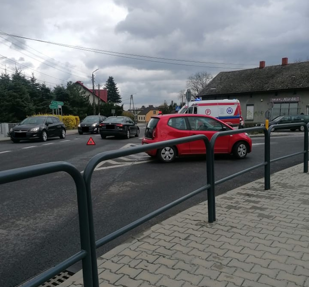 Zdjęcie w galerii na portalu naszwodzislaw.com: Radlin. Zignorował znak STOP. Doprowadził do kolizji [FOTO] wiadomości z regionu