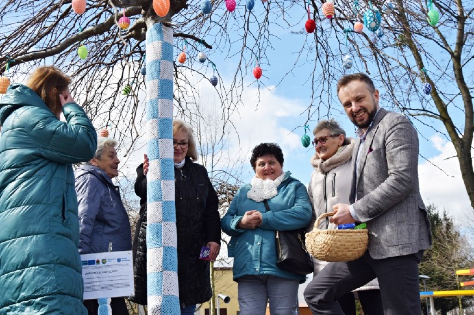 Zdjęcie w galerii na portalu naszwodzislaw.com: Kolejne drzewko do przytulania w Rydułtowach wiadomości z regionu