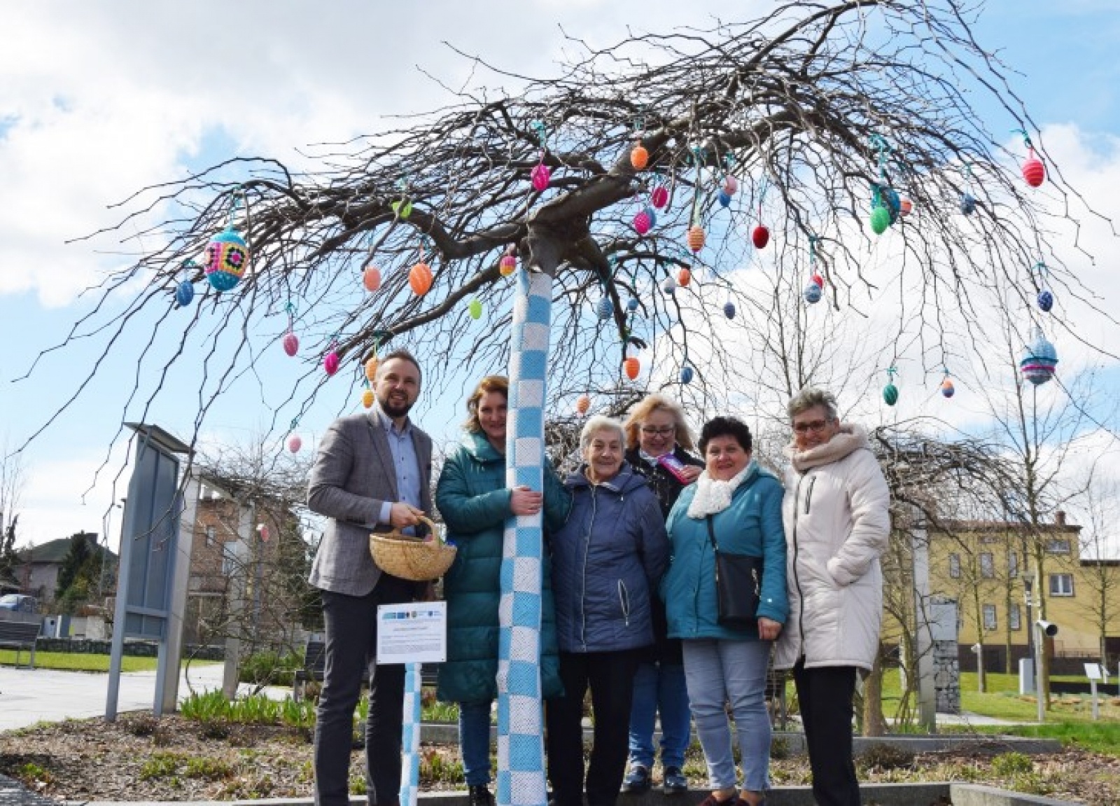 Zdjęcie w galerii na portalu naszwodzislaw.com: Kolejne drzewko do przytulania w Rydułtowach wiadomości z regionu