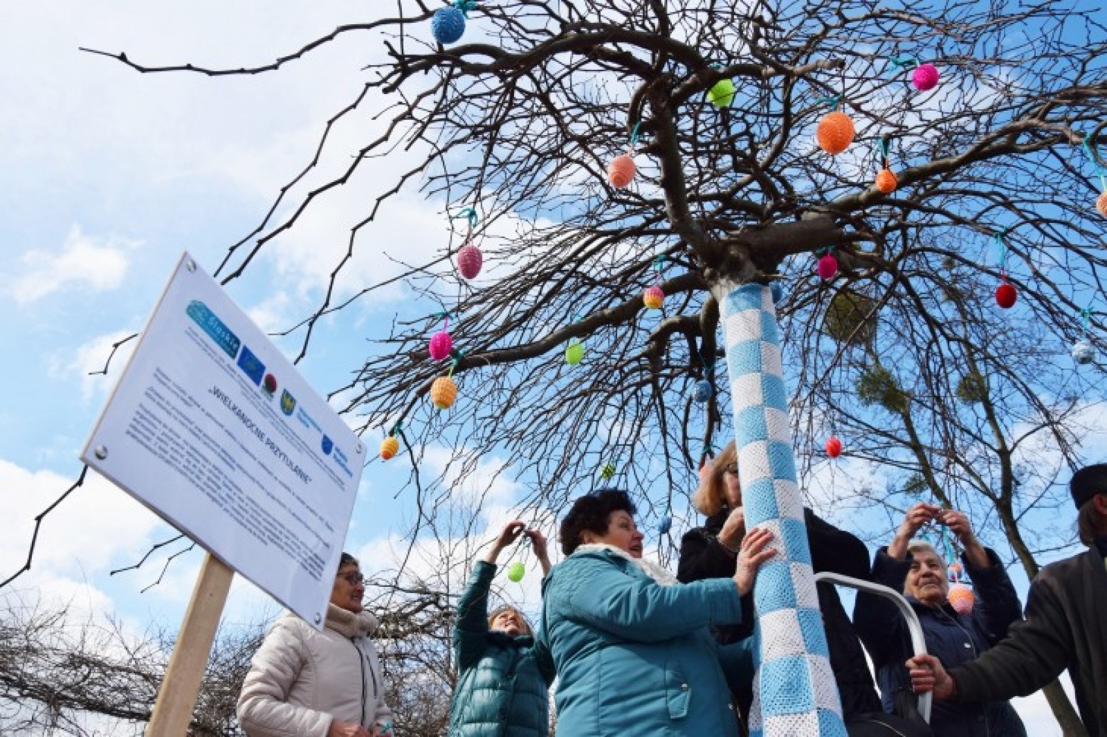 Zdjęcie w galerii na portalu naszwodzislaw.com: Kolejne drzewko do przytulania w Rydułtowach wiadomości z regionu