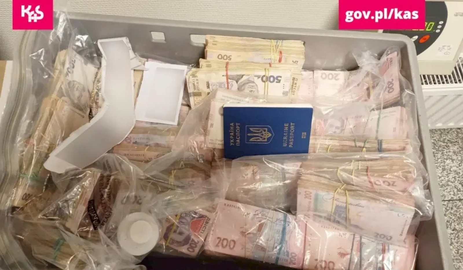 Zdjęcie w galerii na portalu naszwodzislaw.com: Mandaty karne za gotówkę w bagażu. Ile można przewieźć bez zgłoszenia wiadomości z regionu