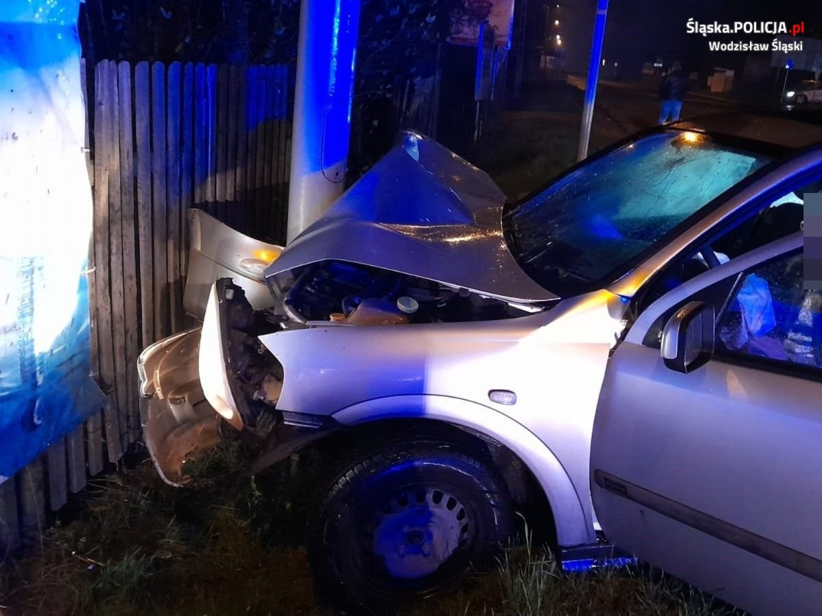 Zdjęcie w galerii na portalu naszwodzislaw.com: Na skrzyżowaniu prosto... w sygnalizator wiadomości z regionu