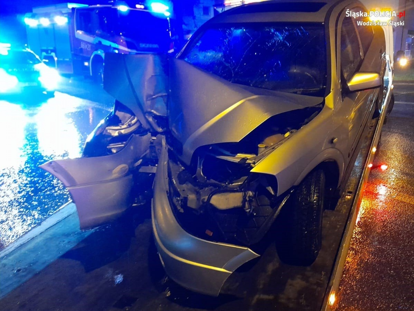 Zdjęcie w galerii na portalu naszwodzislaw.com: Na skrzyżowaniu prosto... w sygnalizator wiadomości z regionu