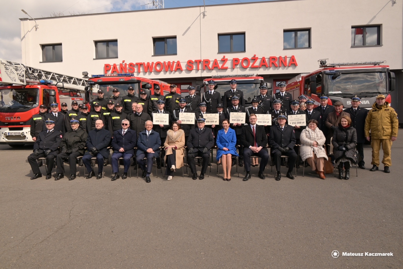 Zdjęcie w galerii na portalu naszwodzislaw.com: Uroczystości wręczenia promes na zakup samochodów ratowniczo - gaśniczych wiadomości z regionu