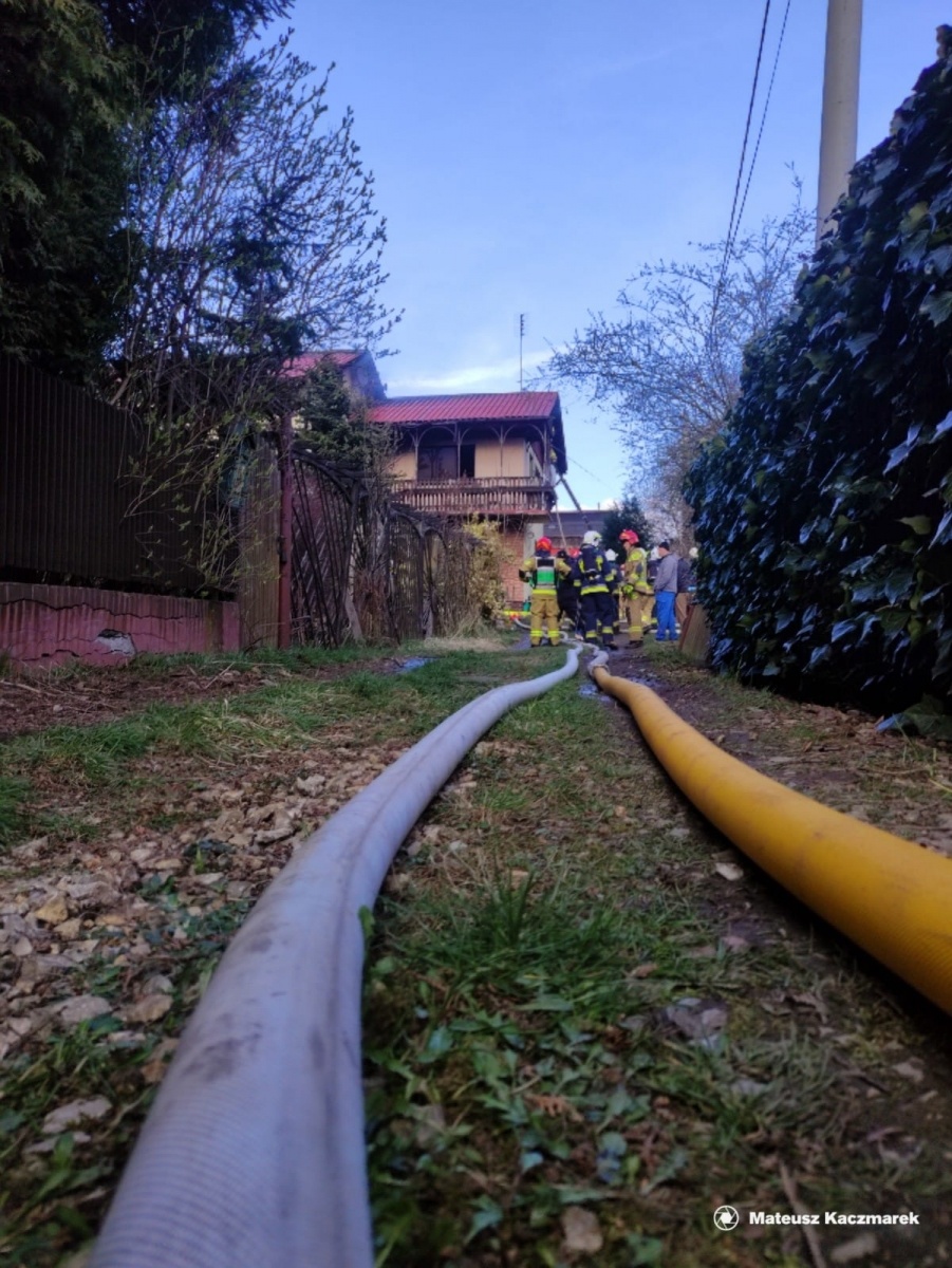 Zdjęcie w galerii na portalu naszwodzislaw.com: Pożar domu przy Jastrzębskiej. W akcji dziesięć zastępów strażackich wiadomości z regionu