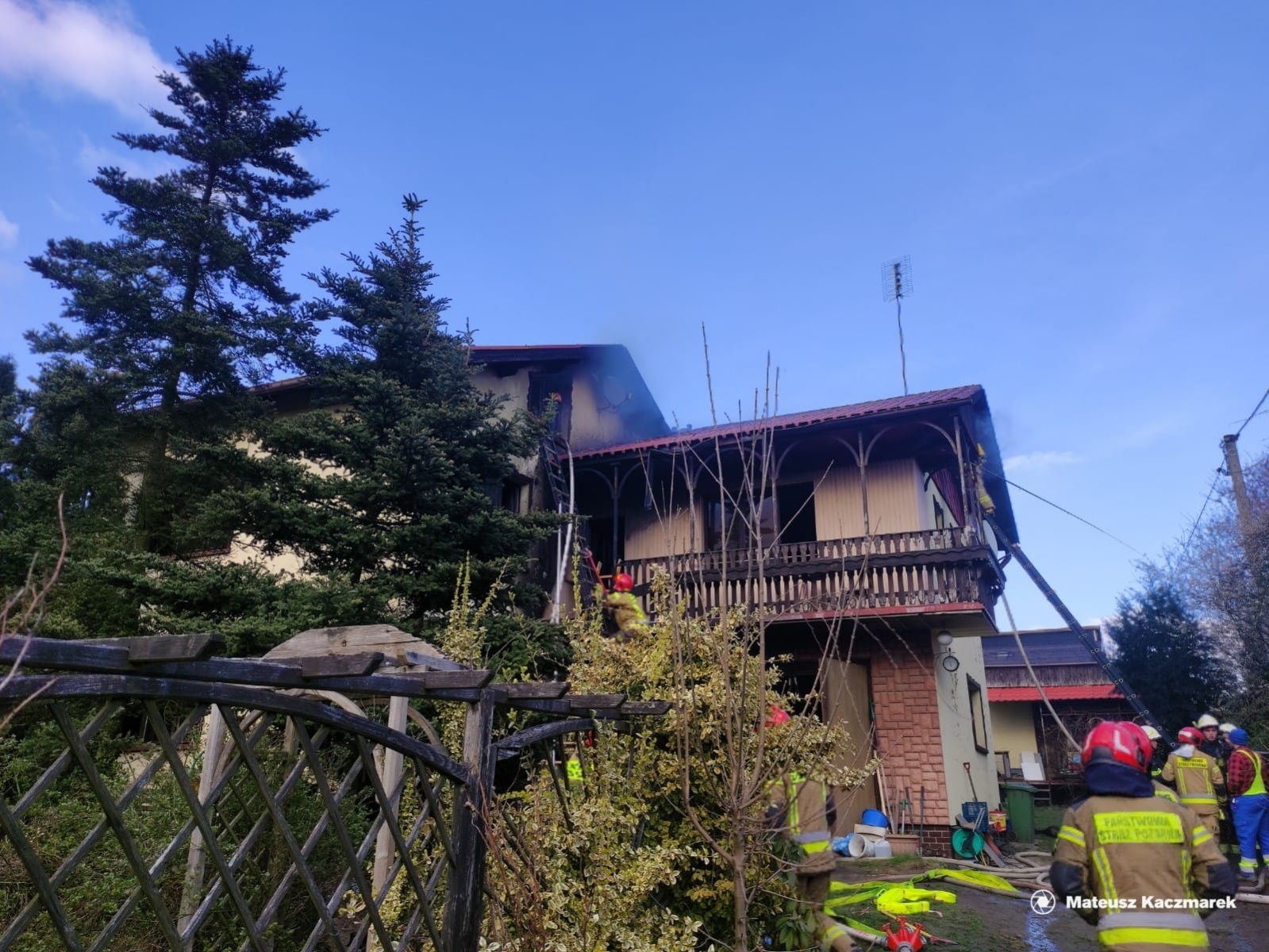 Zdjęcie w galerii na portalu naszwodzislaw.com: Pożar domu przy Jastrzębskiej. W akcji dziesięć zastępów strażackich wiadomości z regionu
