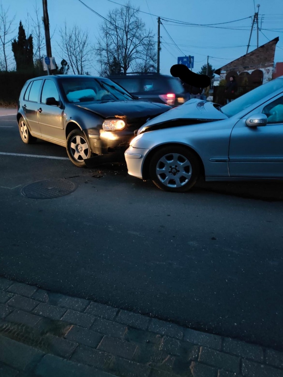 Zdjęcie w galerii na portalu naszwodzislaw.com: Czołowe zderzenie na Bema w Rydułtowach [FOTO] wiadomości z regionu