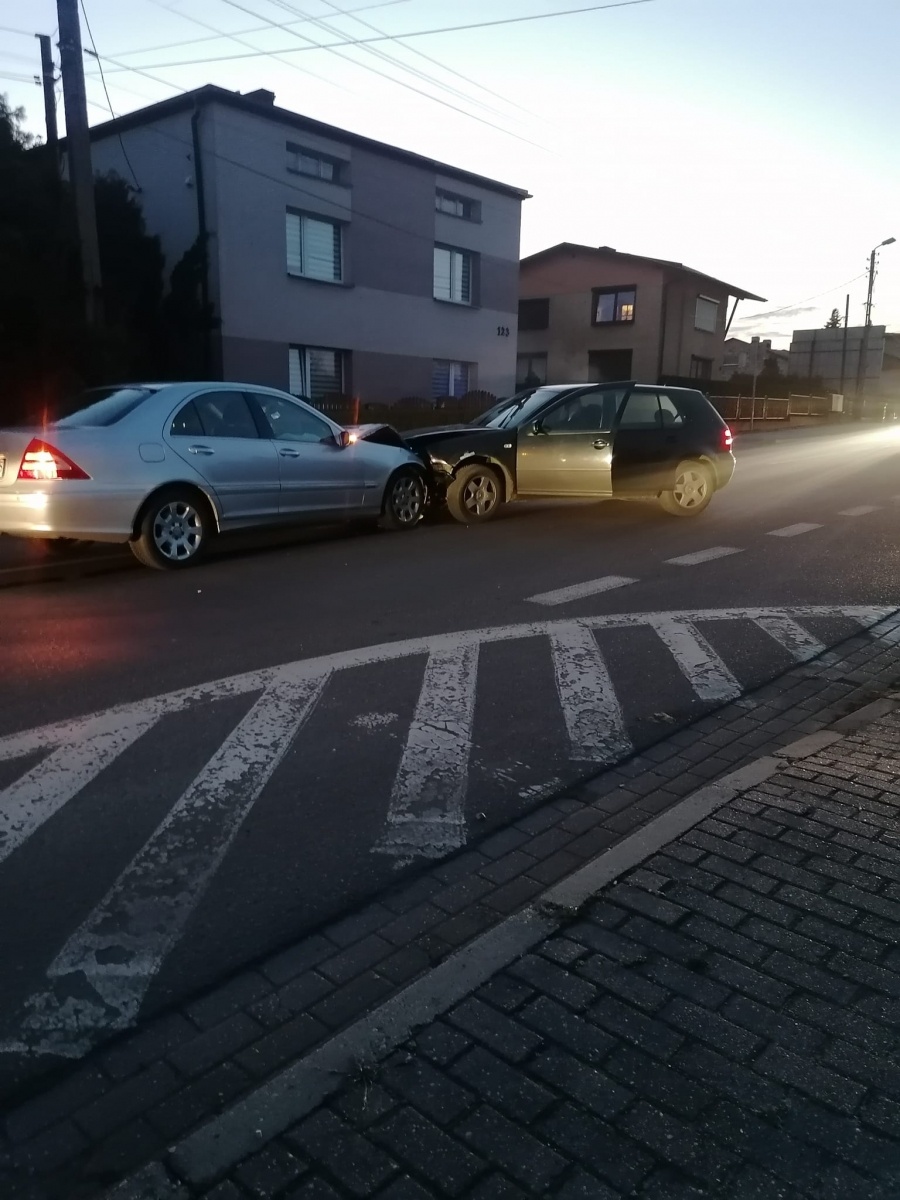 Zdjęcie w galerii na portalu naszwodzislaw.com: Czołowe zderzenie na Bema w Rydułtowach [FOTO] wiadomości z regionu
