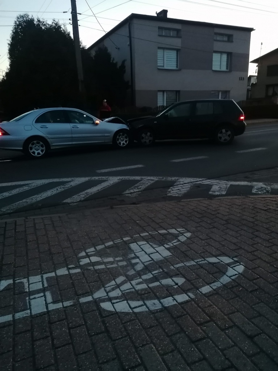 Zdjęcie w galerii na portalu naszwodzislaw.com: Czołowe zderzenie na Bema w Rydułtowach [FOTO] wiadomości z regionu