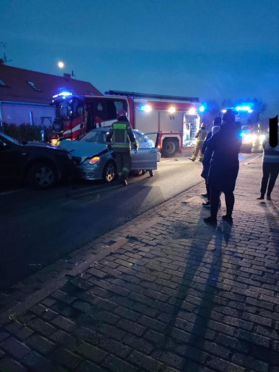 Zdjęcie w galerii na portalu naszwodzislaw.com: Czołowe zderzenie na Bema w Rydułtowach [FOTO] wiadomości z regionu