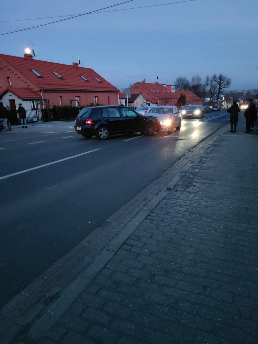 Zdjęcie w galerii na portalu naszwodzislaw.com: Czołowe zderzenie na Bema w Rydułtowach [FOTO] wiadomości z regionu