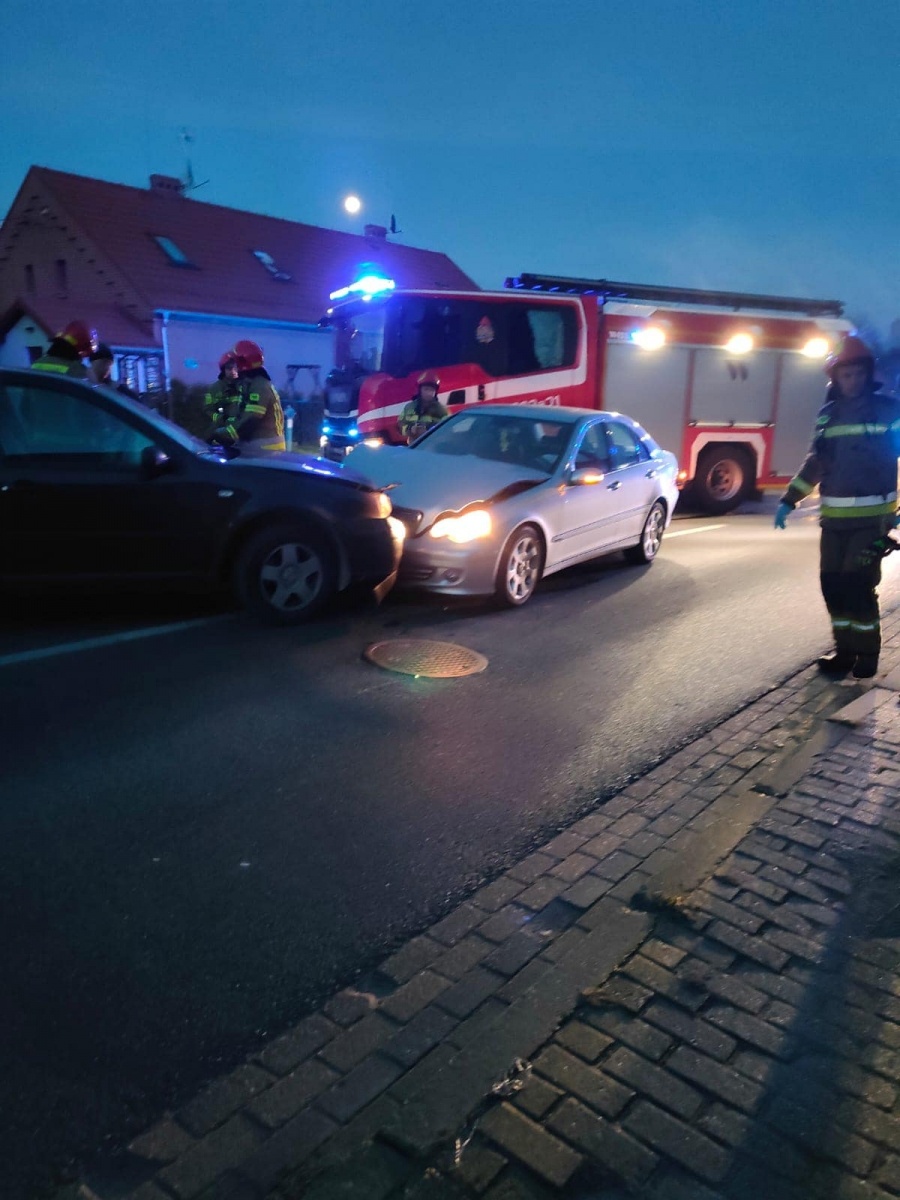 Zdjęcie w galerii na portalu naszwodzislaw.com: Czołowe zderzenie na Bema w Rydułtowach [FOTO] wiadomości z regionu