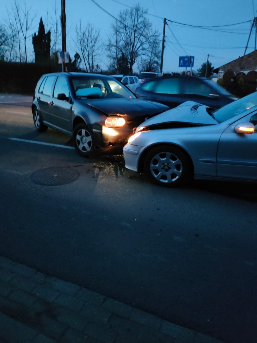 Zdjęcie w galerii na portalu naszwodzislaw.com: Czołowe zderzenie na Bema w Rydułtowach [FOTO] wiadomości z regionu