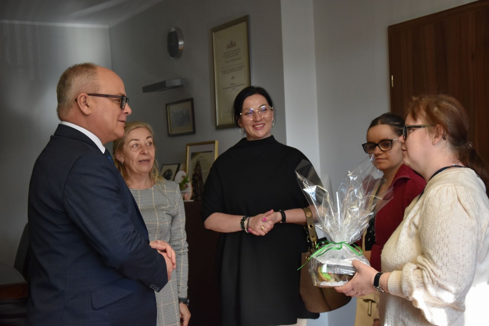 Zdjęcie w galerii na portalu naszwodzislaw.com: Wielkanocne odwiedziny w starostwie wiadomości z regionu