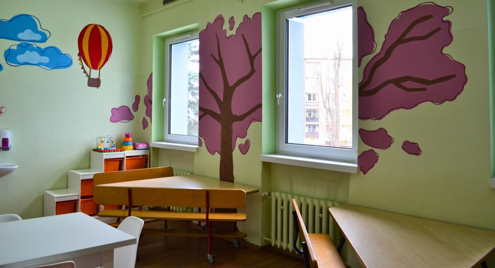 Zdjęcie w galerii na portalu naszwodzislaw.com: Uczniowie zmalowali małym pacjentom wielką niespodziankę wiadomości z regionu