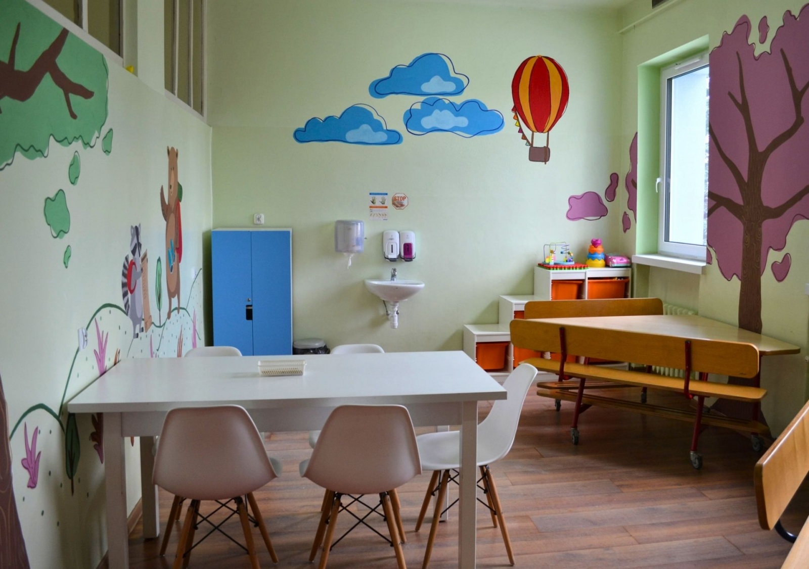 Zdjęcie w galerii na portalu naszwodzislaw.com: Uczniowie zmalowali małym pacjentom wielką niespodziankę wiadomości z regionu