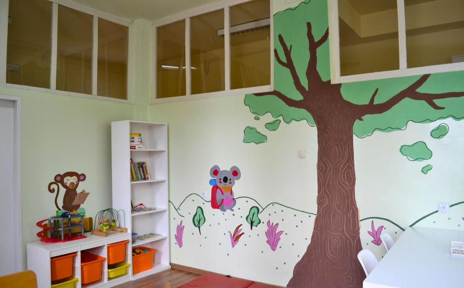 Zdjęcie w galerii na portalu naszwodzislaw.com: Uczniowie zmalowali małym pacjentom wielką niespodziankę wiadomości z regionu