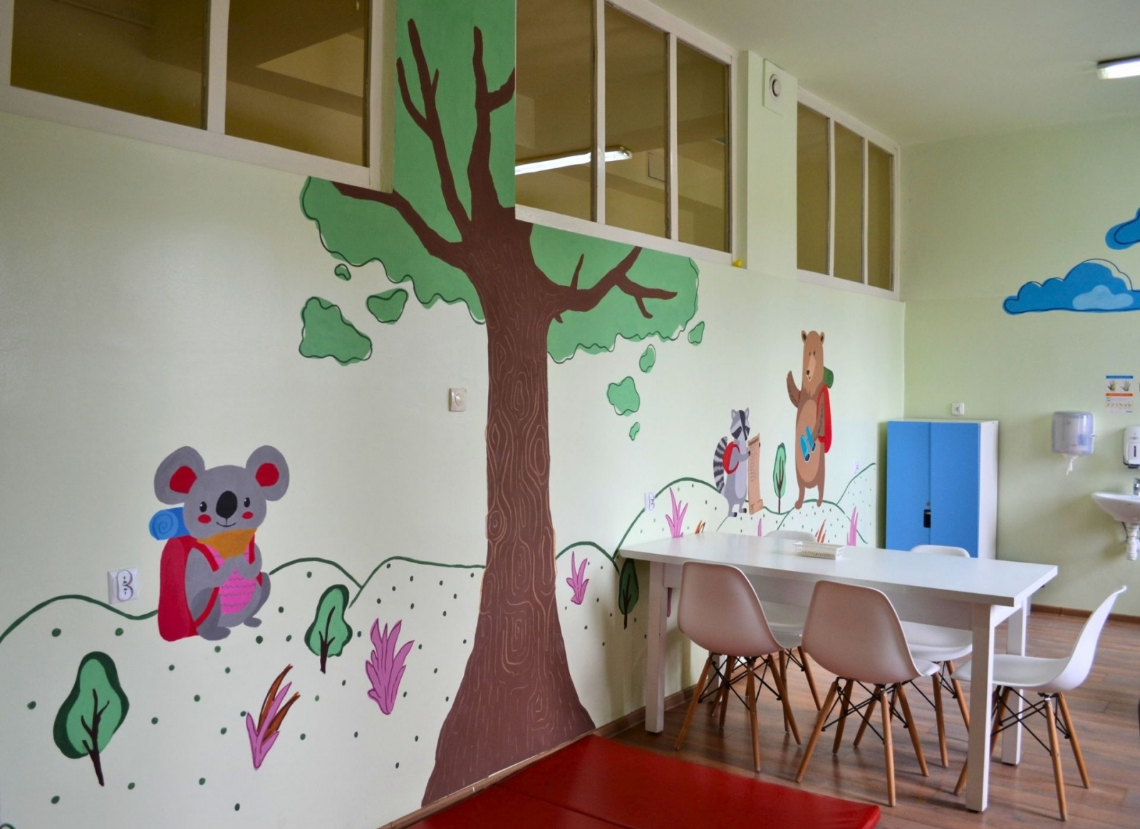 Zdjęcie w galerii na portalu naszwodzislaw.com: Uczniowie zmalowali małym pacjentom wielką niespodziankę wiadomości z regionu