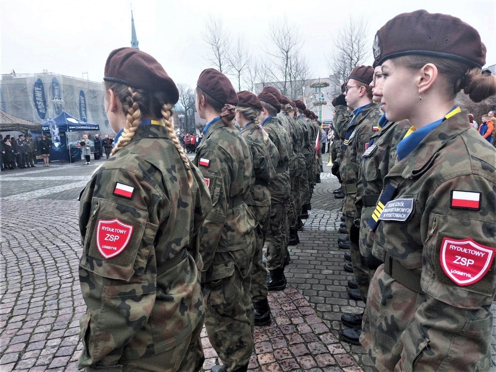 Zdjęcie w galerii na portalu naszwodzislaw.com: Kadeci ze szkoły w Rydułtowach ślubowali wiadomości z regionu