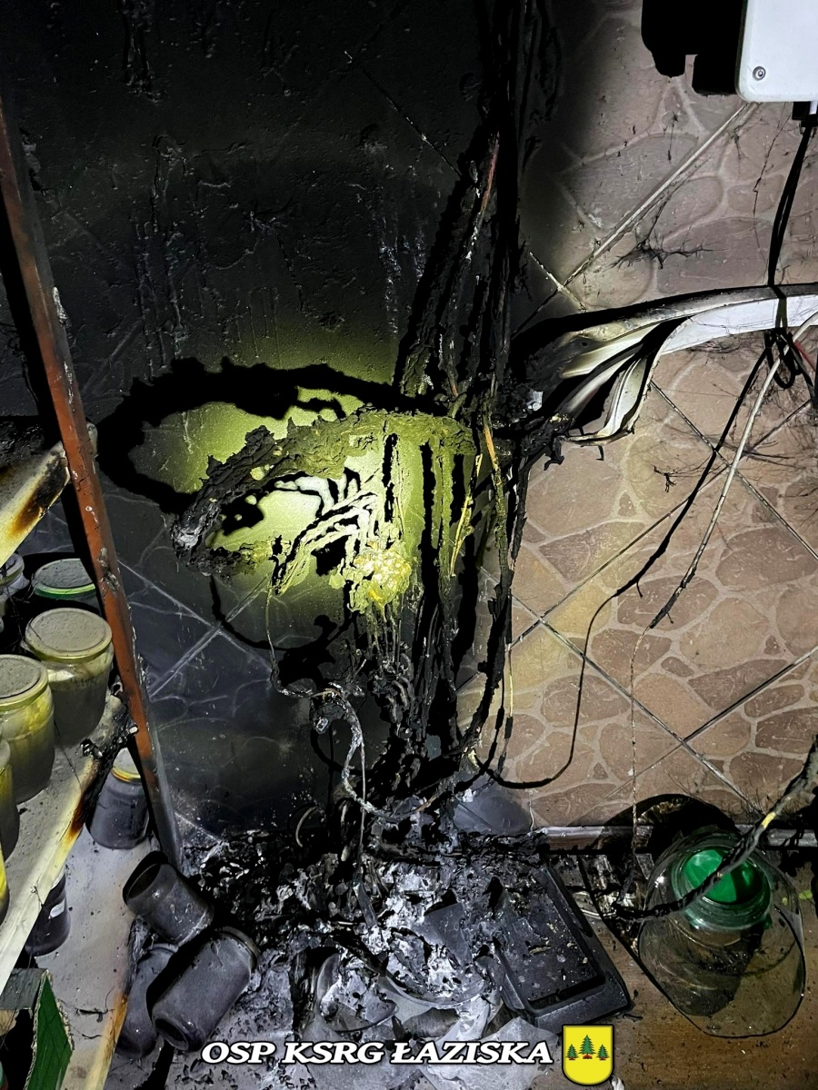 Zdjęcie w galerii na portalu naszwodzislaw.com: Pożar instalacji elektrycznej w Łaziskach [FOTO] wiadomości z regionu