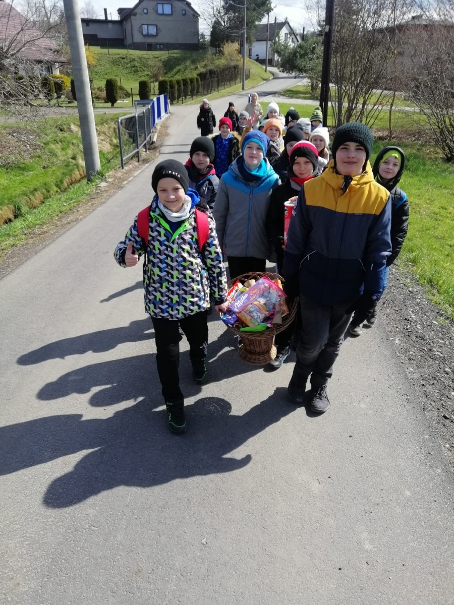 Zdjęcie w galerii na portalu naszwodzislaw.com: Uczniowie zawadzkiej szkoły składali życzenia z... kogutem wiadomości z regionu