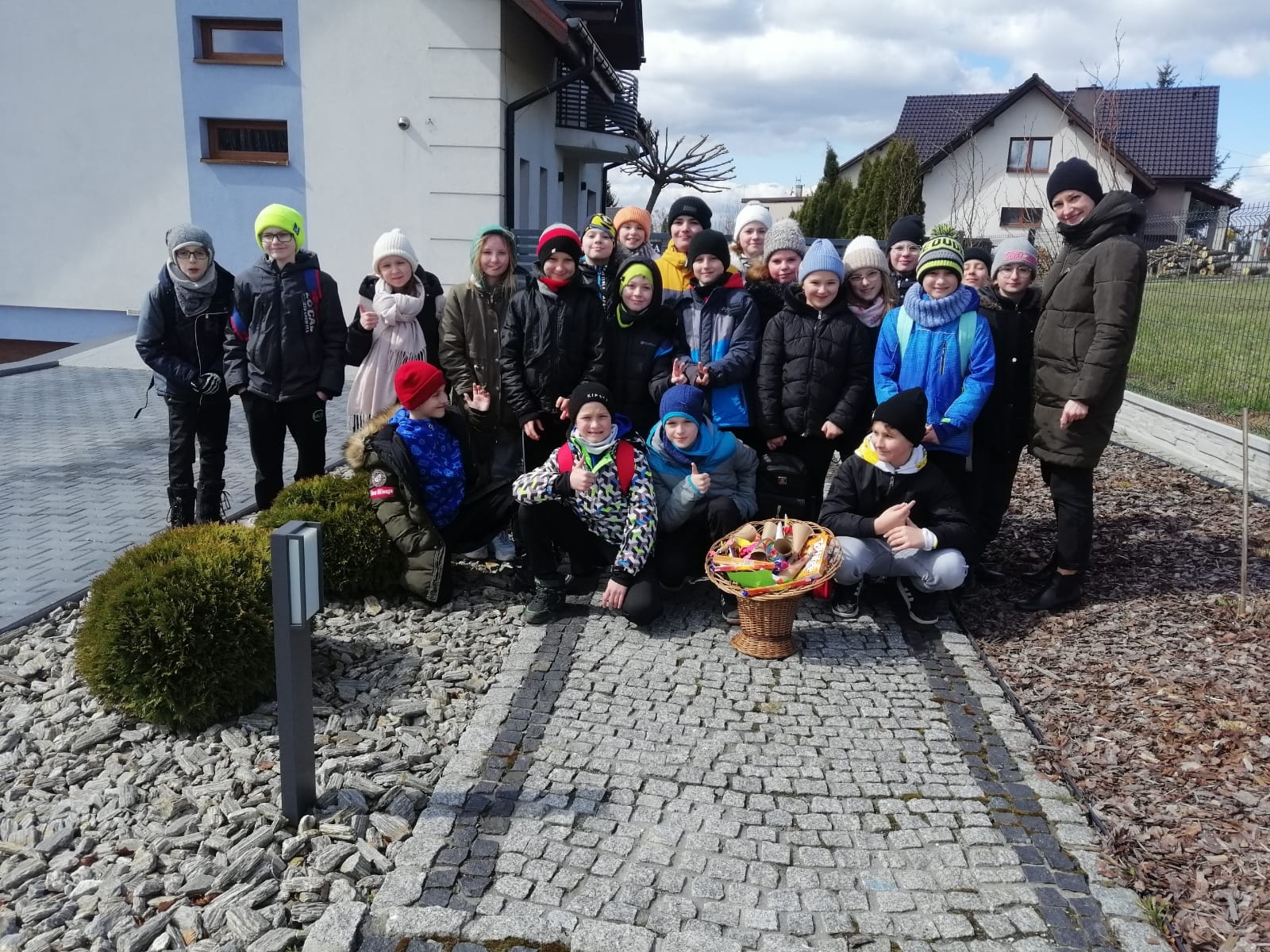 Zdjęcie w galerii na portalu naszwodzislaw.com: Uczniowie zawadzkiej szkoły składali życzenia z... kogutem wiadomości z regionu