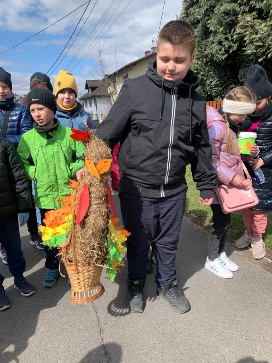 Zdjęcie w galerii na portalu naszwodzislaw.com: Uczniowie zawadzkiej szkoły składali życzenia z... kogutem wiadomości z regionu