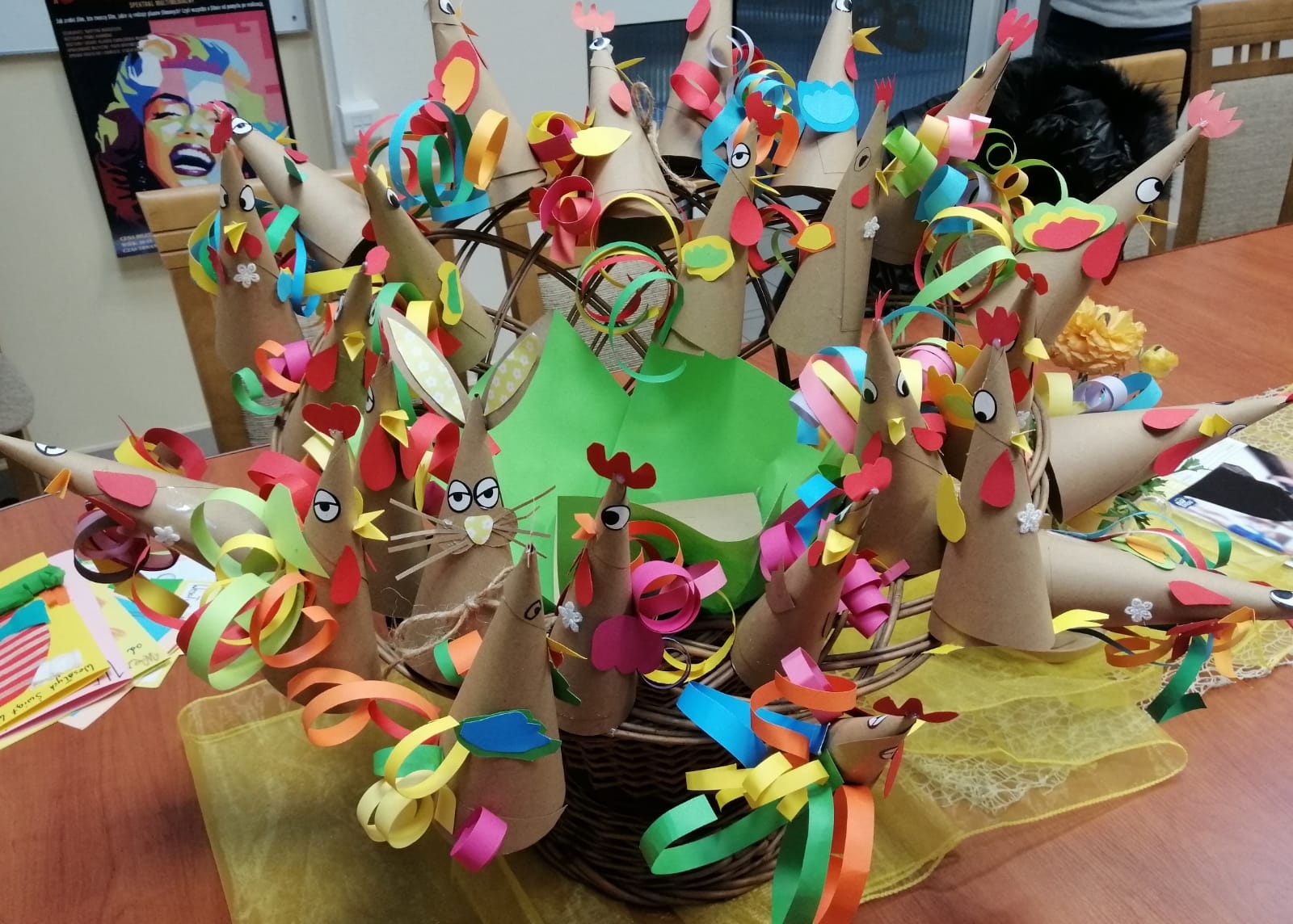 Zdjęcie w galerii na portalu naszwodzislaw.com: Uczniowie zawadzkiej szkoły składali życzenia z... kogutem wiadomości z regionu