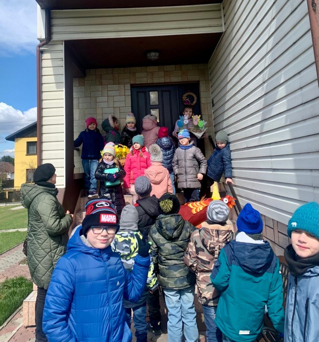 Zdjęcie w galerii na portalu naszwodzislaw.com: Uczniowie zawadzkiej szkoły składali życzenia z... kogutem wiadomości z regionu