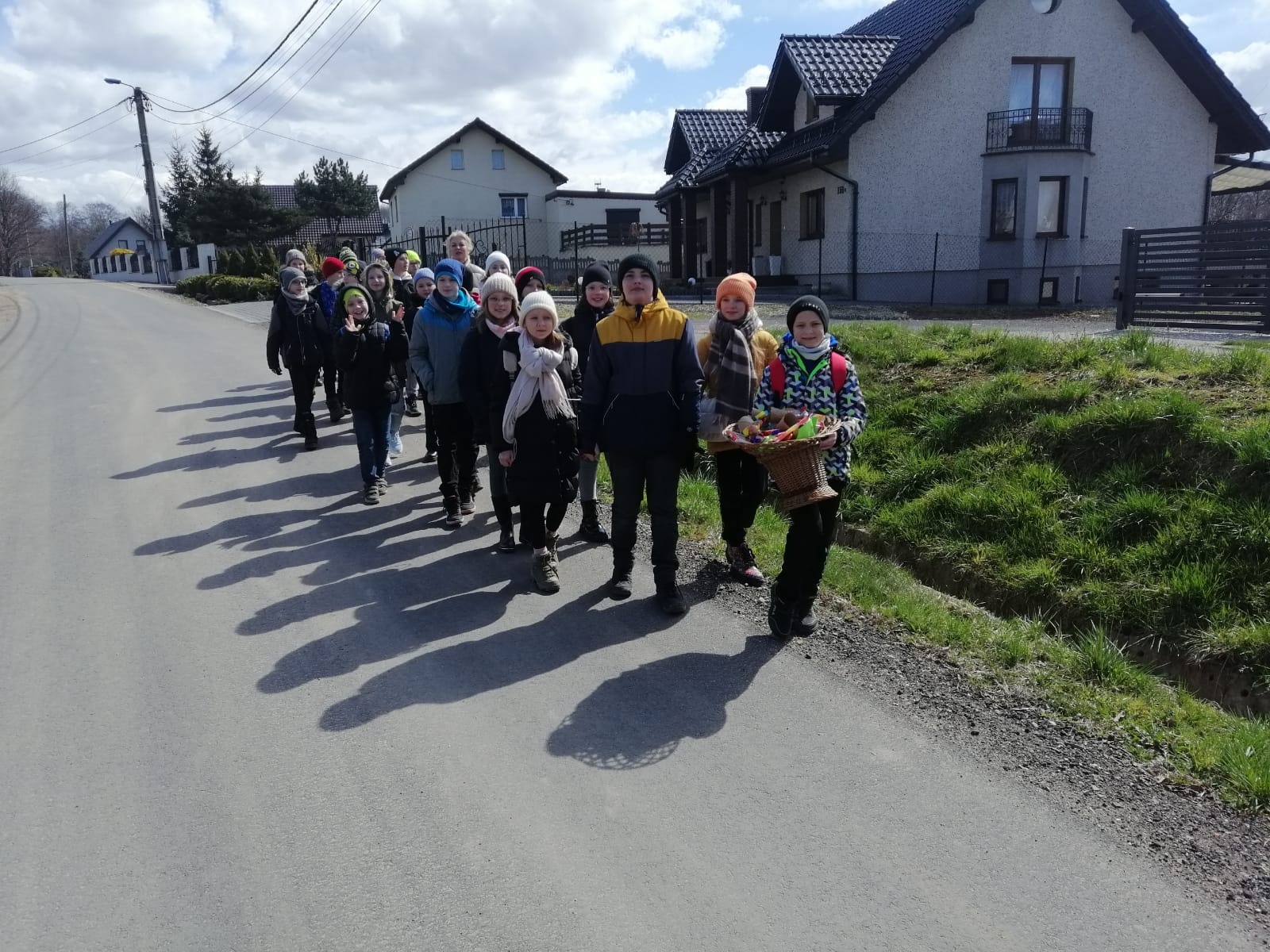 Zdjęcie w galerii na portalu naszwodzislaw.com: Uczniowie zawadzkiej szkoły składali życzenia z... kogutem wiadomości z regionu