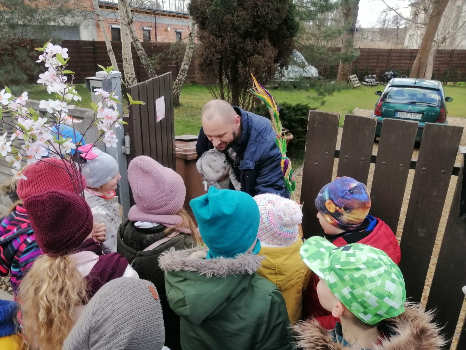 Zdjęcie w galerii na portalu naszwodzislaw.com: Uczniowie zawadzkiej szkoły składali życzenia z... kogutem wiadomości z regionu