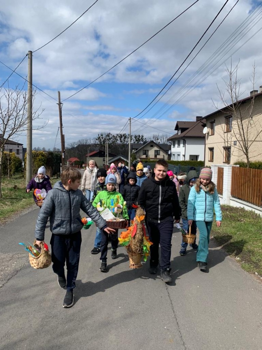 Zdjęcie w galerii na portalu naszwodzislaw.com: Uczniowie zawadzkiej szkoły składali życzenia z... kogutem wiadomości z regionu
