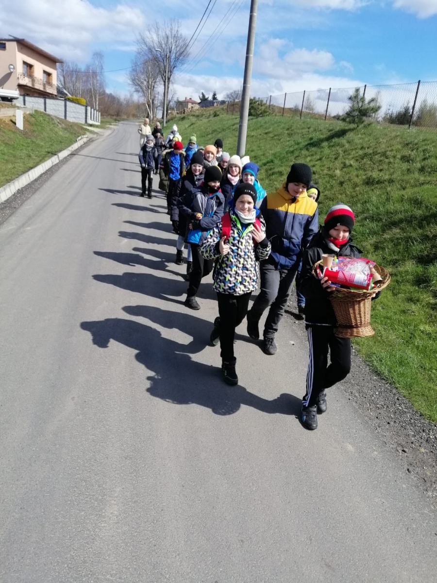 Zdjęcie w galerii na portalu naszwodzislaw.com: Uczniowie zawadzkiej szkoły składali życzenia z... kogutem wiadomości z regionu