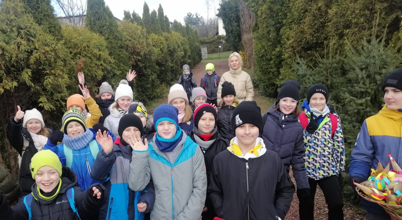 Zdjęcie w galerii na portalu naszwodzislaw.com: Uczniowie zawadzkiej szkoły składali życzenia z... kogutem wiadomości z regionu