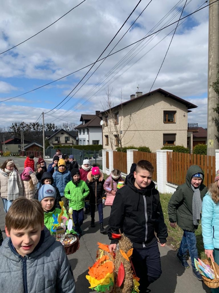 Zdjęcie w galerii na portalu naszwodzislaw.com: Uczniowie zawadzkiej szkoły składali życzenia z... kogutem wiadomości z regionu