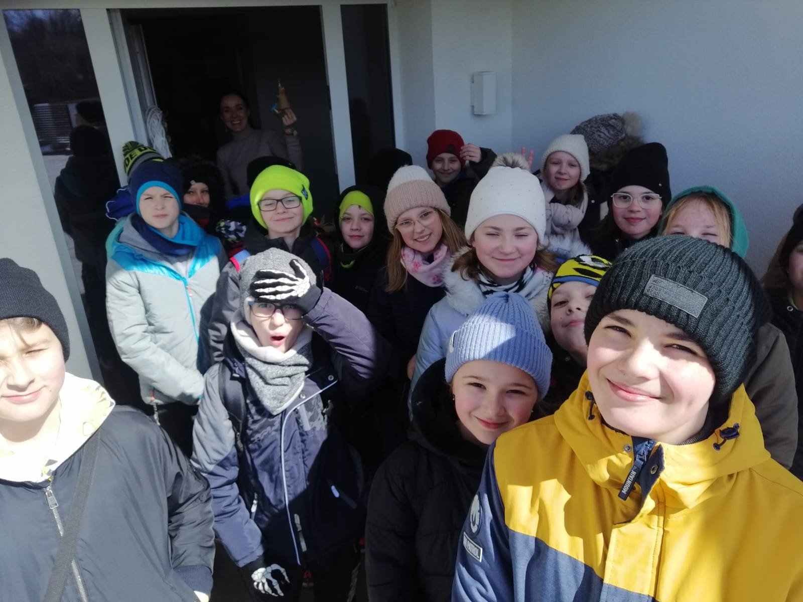 Zdjęcie w galerii na portalu naszwodzislaw.com: Uczniowie zawadzkiej szkoły składali życzenia z... kogutem wiadomości z regionu