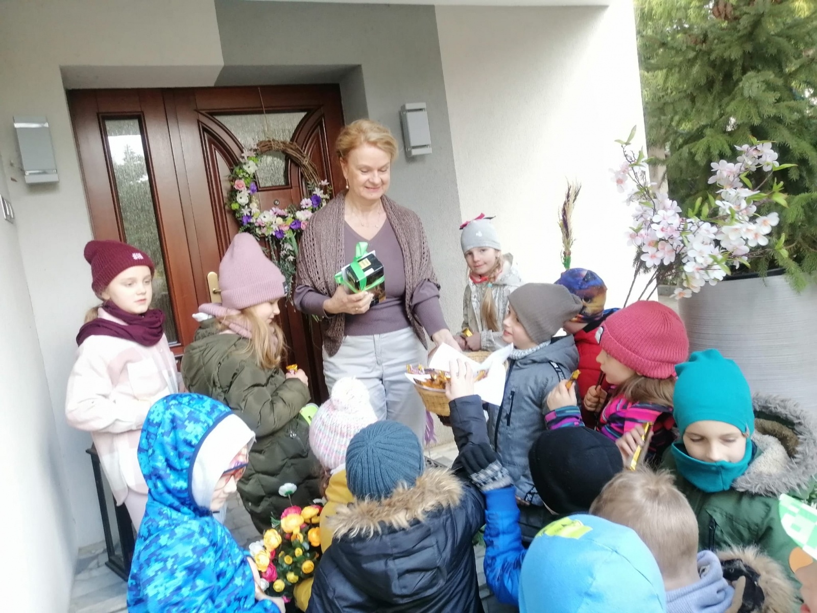 Zdjęcie w galerii na portalu naszwodzislaw.com: Uczniowie zawadzkiej szkoły składali życzenia z... kogutem wiadomości z regionu