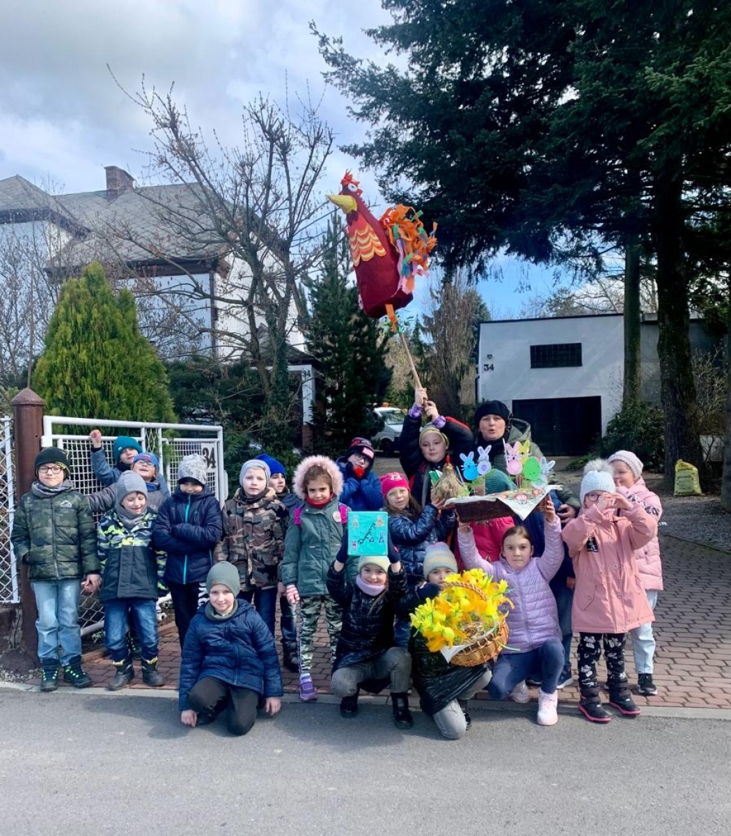 Zdjęcie w galerii na portalu naszwodzislaw.com: Uczniowie zawadzkiej szkoły składali życzenia z... kogutem wiadomości z regionu
