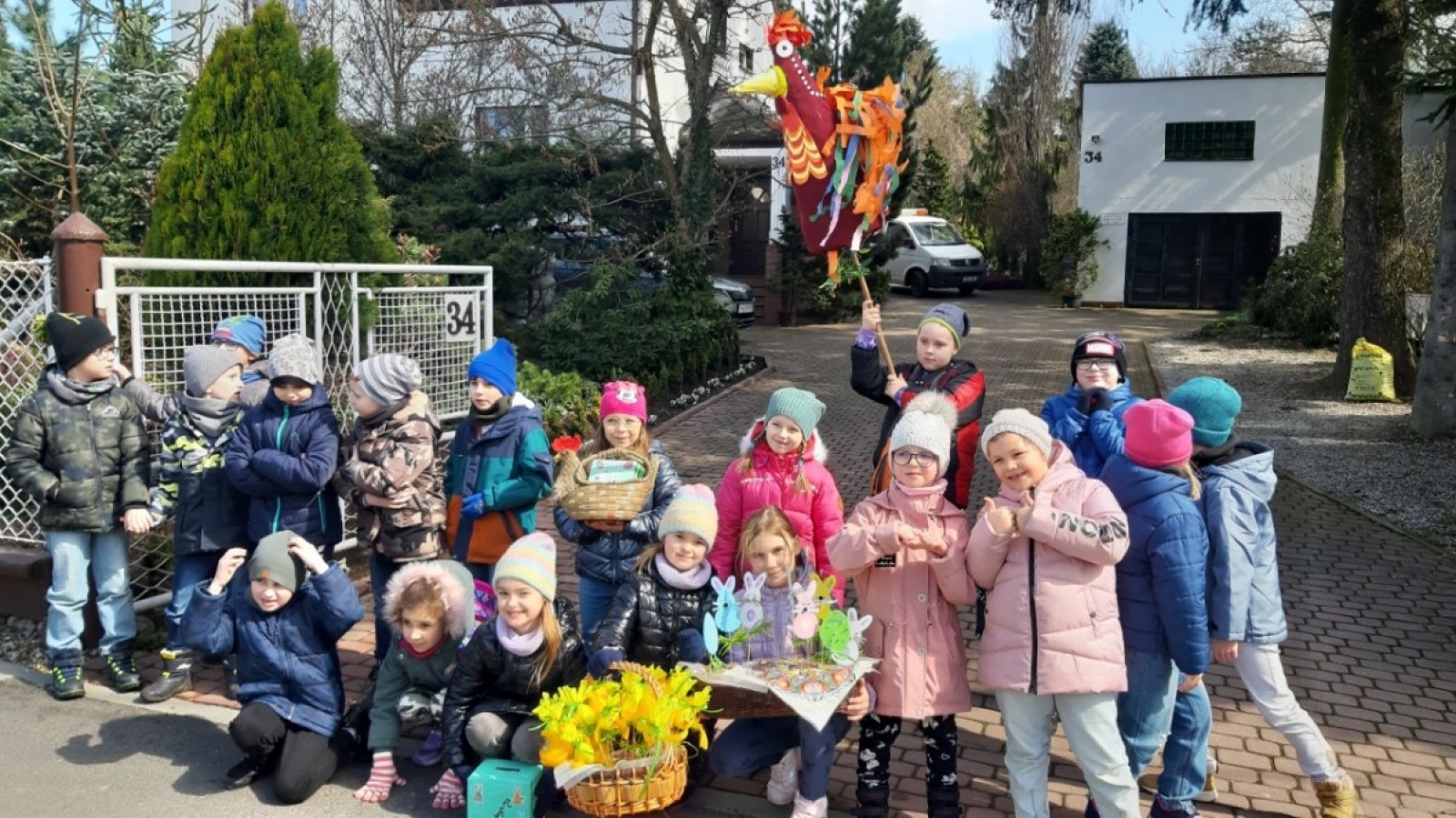 Zdjęcie w galerii na portalu naszwodzislaw.com: Uczniowie zawadzkiej szkoły składali życzenia z... kogutem wiadomości z regionu