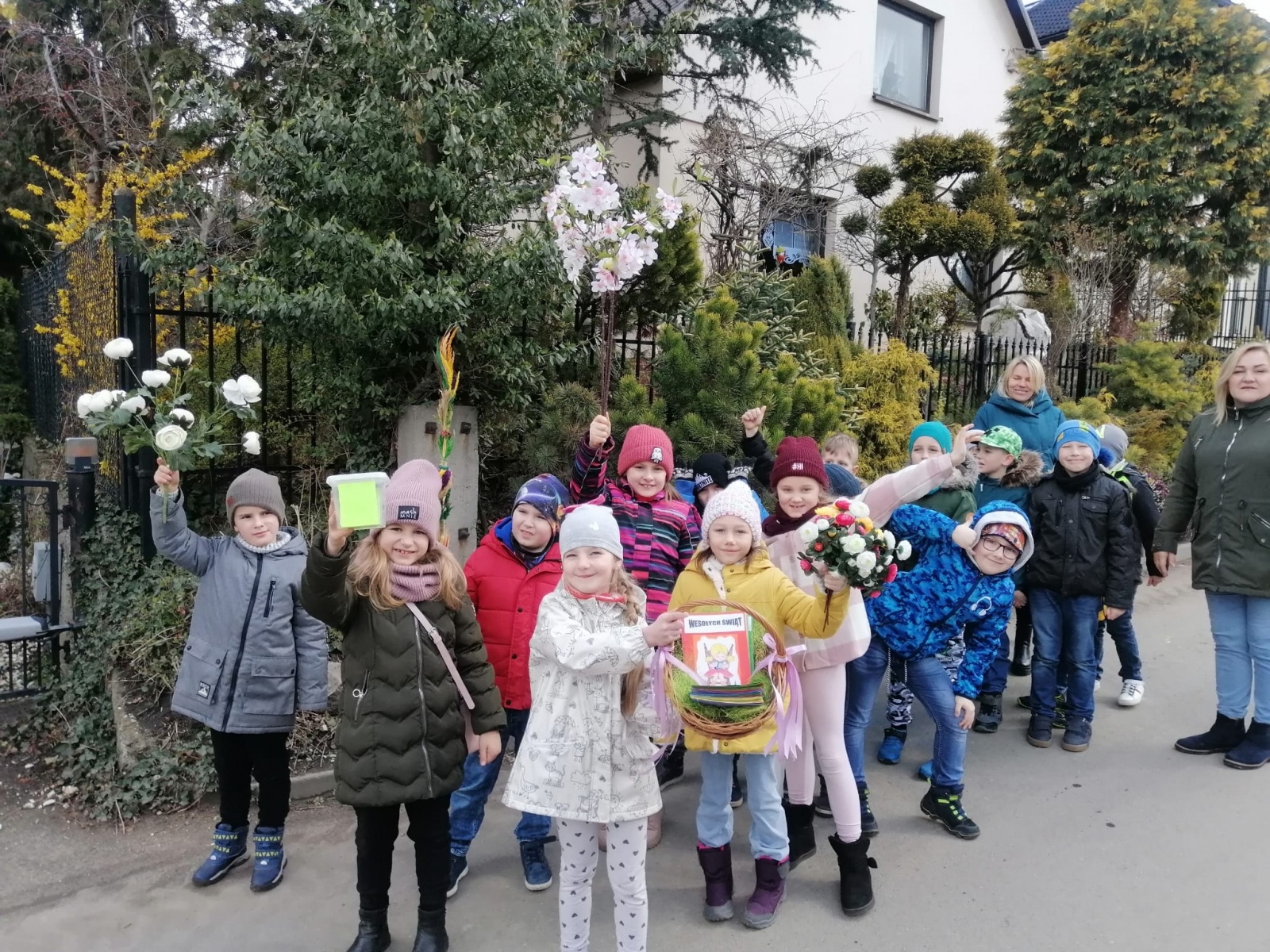 Zdjęcie w galerii na portalu naszwodzislaw.com: Uczniowie zawadzkiej szkoły składali życzenia z... kogutem wiadomości z regionu