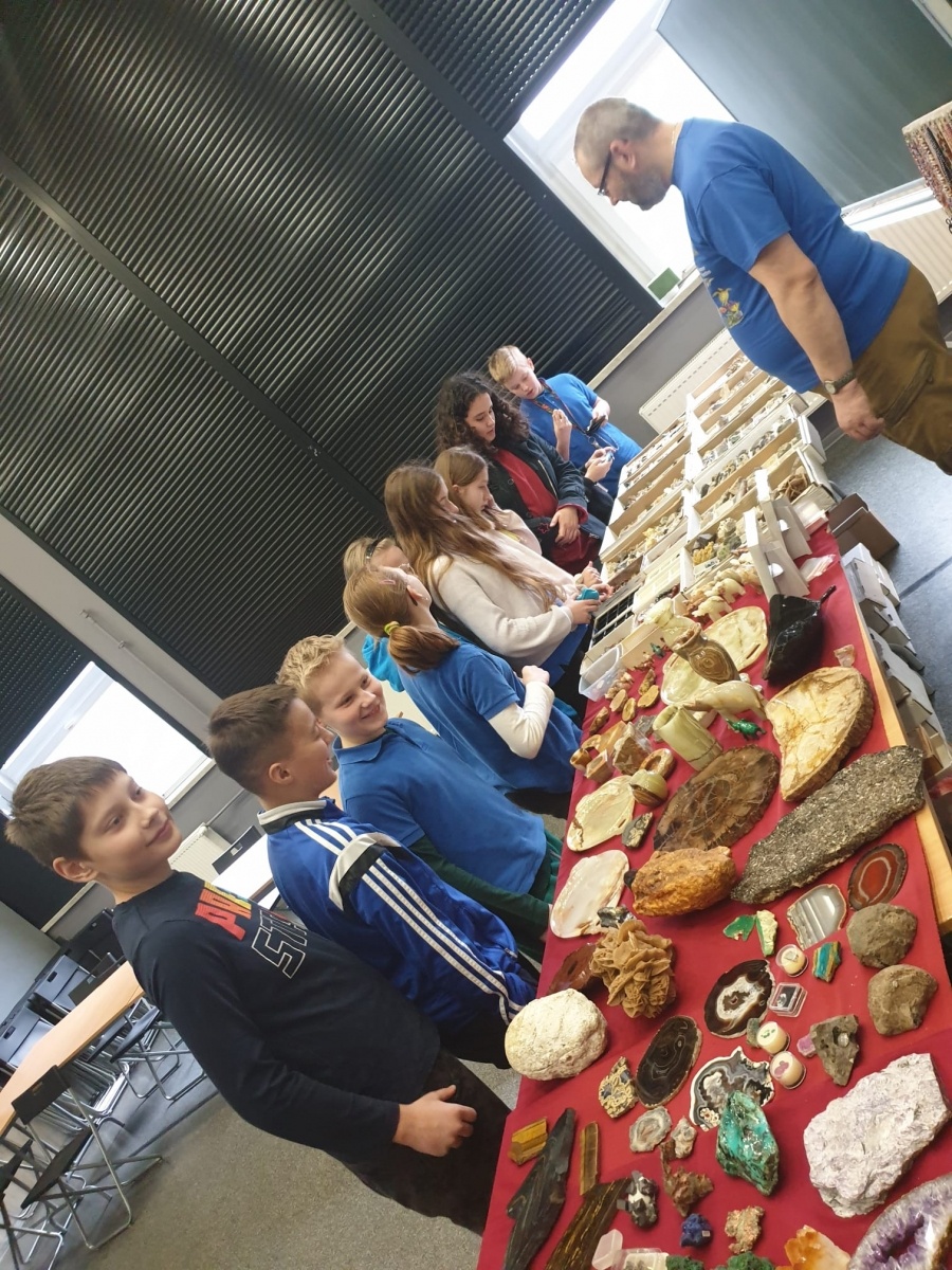 Zdjęcie w galerii na portalu naszwodzislaw.com: Dwa dni z geologiem w SP16 wiadomości z regionu