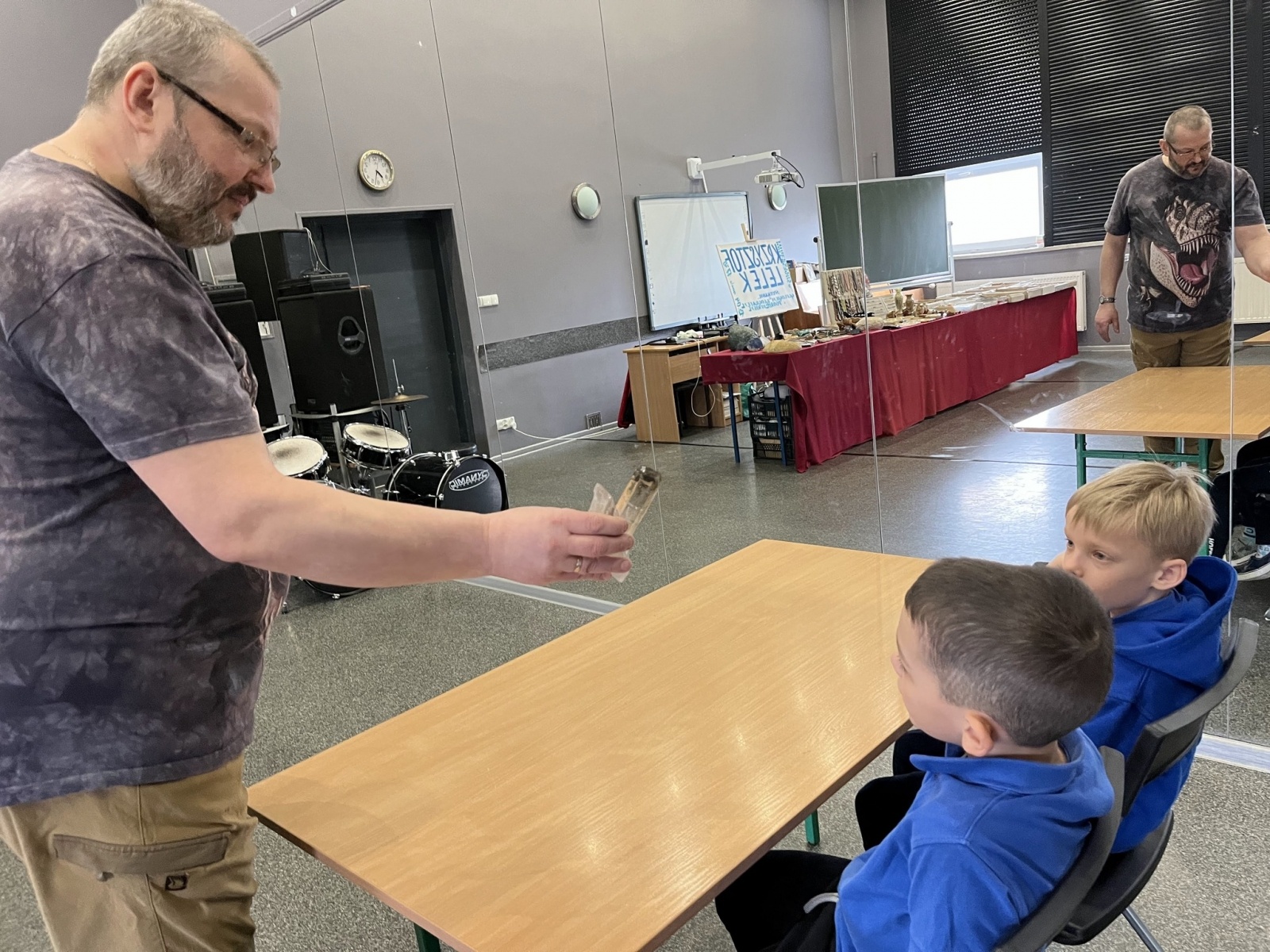 Zdjęcie w galerii na portalu naszwodzislaw.com: Dwa dni z geologiem w SP16 wiadomości z regionu