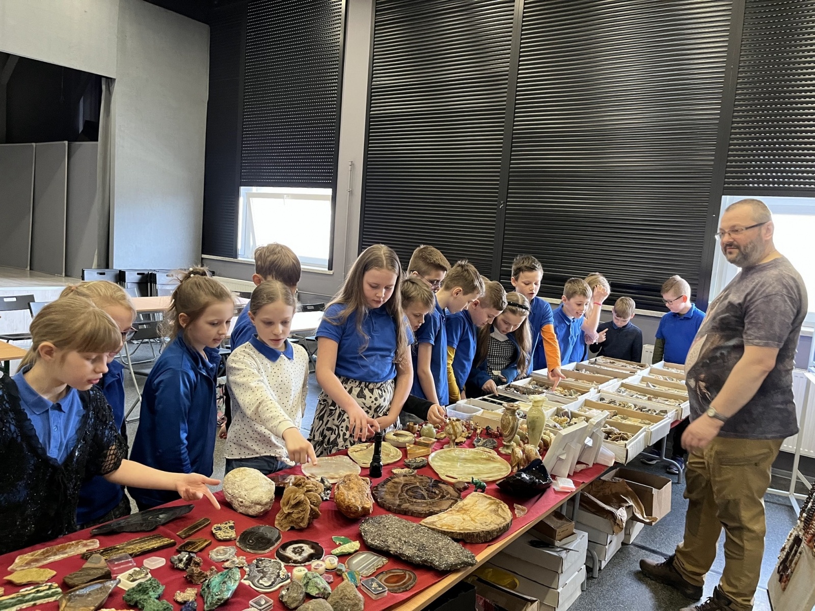 Zdjęcie w galerii na portalu naszwodzislaw.com: Dwa dni z geologiem w SP16 wiadomości z regionu