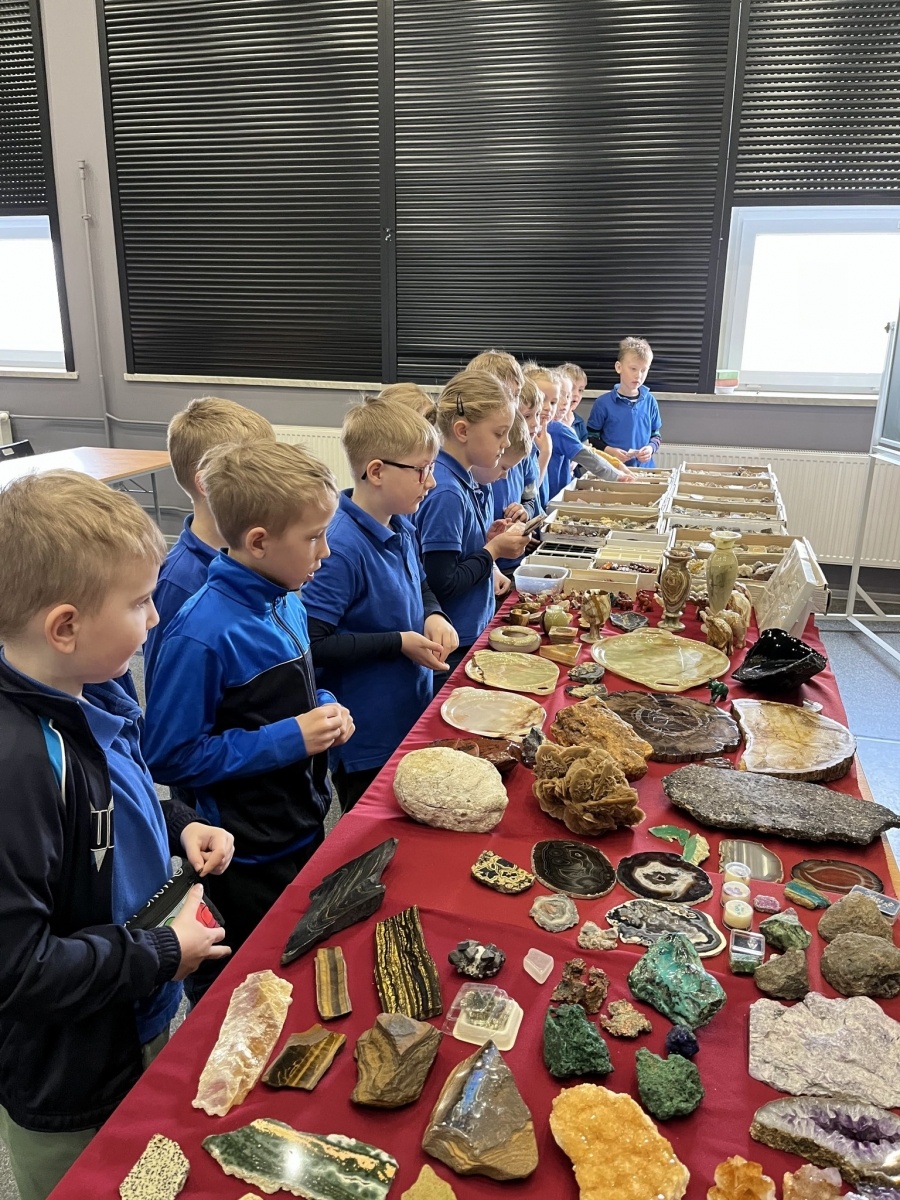 Zdjęcie w galerii na portalu naszwodzislaw.com: Dwa dni z geologiem w SP16 wiadomości z regionu