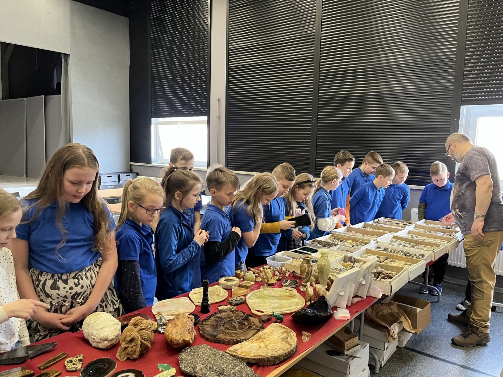 Zdjęcie w galerii na portalu naszwodzislaw.com: Dwa dni z geologiem w SP16 wiadomości z regionu