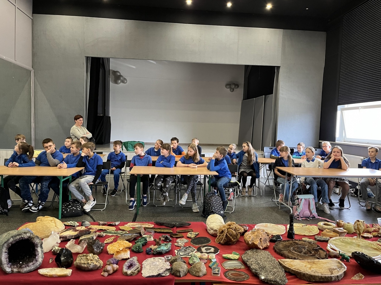 Zdjęcie w galerii na portalu naszwodzislaw.com: Dwa dni z geologiem w SP16 wiadomości z regionu