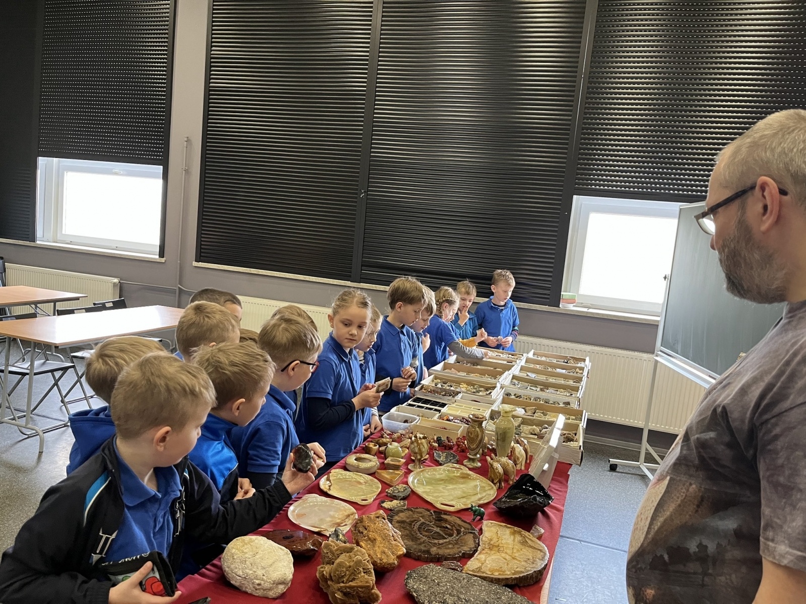 Zdjęcie w galerii na portalu naszwodzislaw.com: Dwa dni z geologiem w SP16 wiadomości z regionu