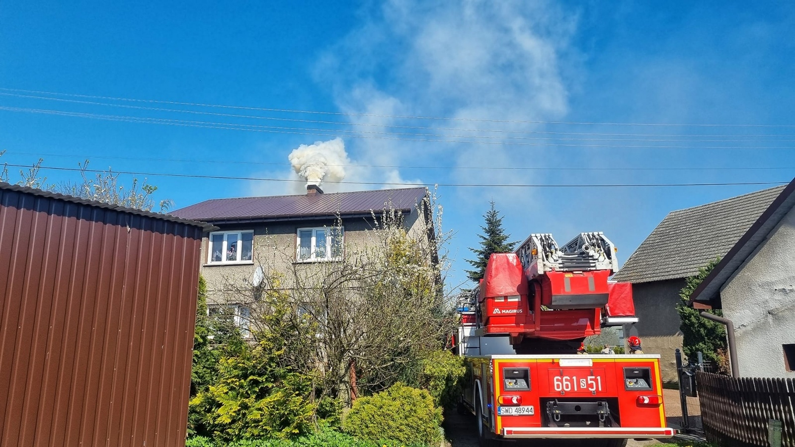 Zdjęcie w galerii na portalu naszwodzislaw.com: Pożar sadzy w Godowie. W akcji pięć zastępów straży wiadomości z regionu